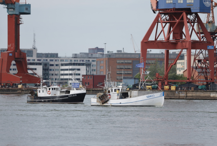Fiskebåtar på väg in i Göteborg.