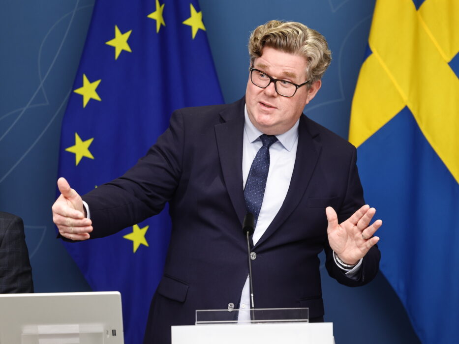 Justitieminister Gunnar Strömmer (M) håller pressträff för att presentera nya verktyg till de brottsbekämpande myndigheterna för att förhindra, utreda och lagföra brott som begås av barn och unga.