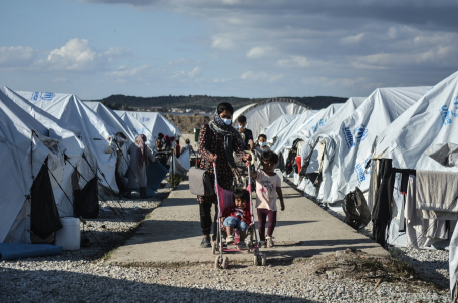 Flyktingar och migranter i ett läger på grekiska ön Lesbos.