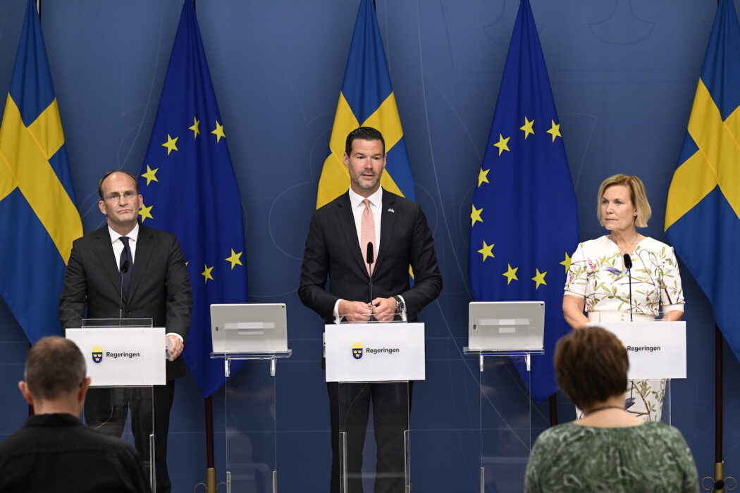 Jakob Granit (vänster), ny generaldirektör för Sida, tillsammans med bistånds- och utrikeshandelsminister Johan Forsell (M) och Gunilla Carlsson, som blir ny styrelseordförande för Sida.