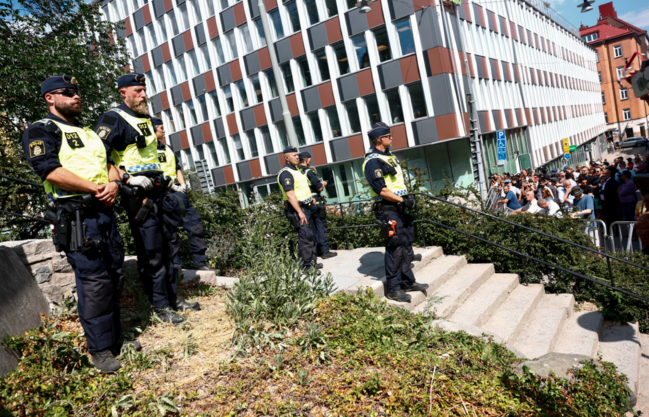 Koranbränningen är den första som fått tillstånd sedan förvaltningsrätten och kammarrätten i Stockholm tidigare i år slog fast att polisens beslut om att neka tillstånd för koranbränningar varit felaktiga.