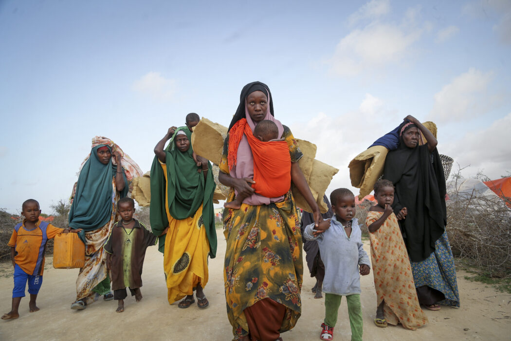 Kvinnor och barn som anländer till ett flyktingläger utanför Mogadishu i Somalia efter att ha lämnat torkdrabbade områden.