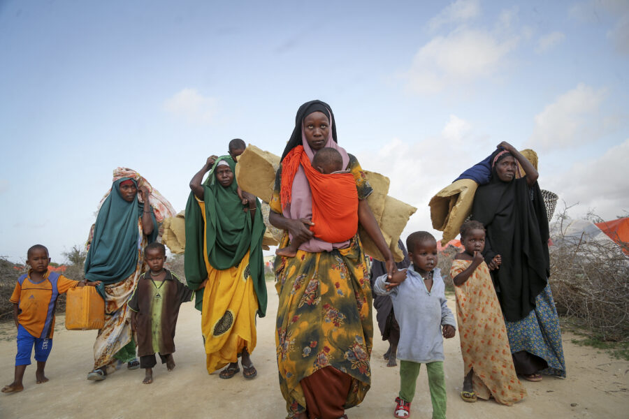 Kvinnor och barn som anländer till ett flyktingläger utanför Mogadishu i Somalia efter att ha lämnat torkdrabbade områden.