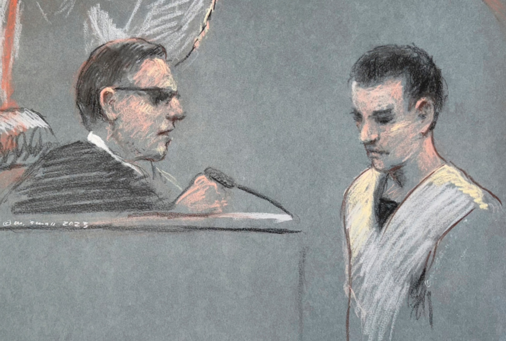 En teckning föreställande 21-årige Jack Teixeira (till höger) efter att han gripits i april i år.