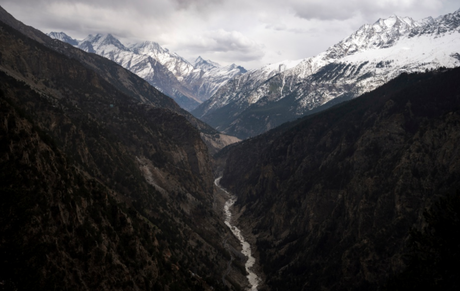 Floden Sutlej River i Kinnaur-distriktet i Himachal Pradesh, Indien.