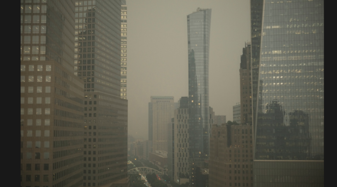 Luften runt byggnaderna i nedre delarna av Manhattan är gulaktig och sticker i näsan.