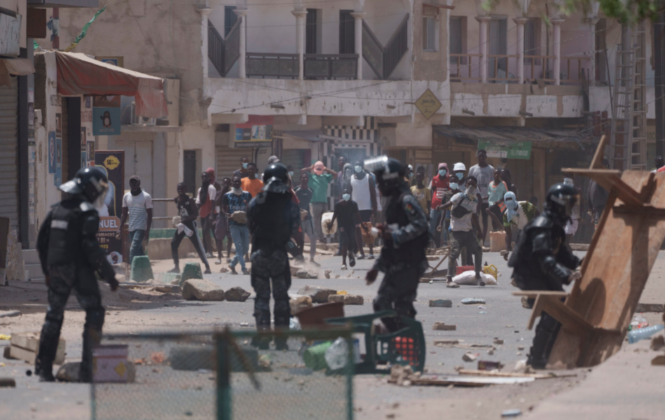 Demonstranter drabbade samman med polis i Dakar i Senegal efter att oppositionsledaren Ousmane Sonko dömts till två års fängelse.