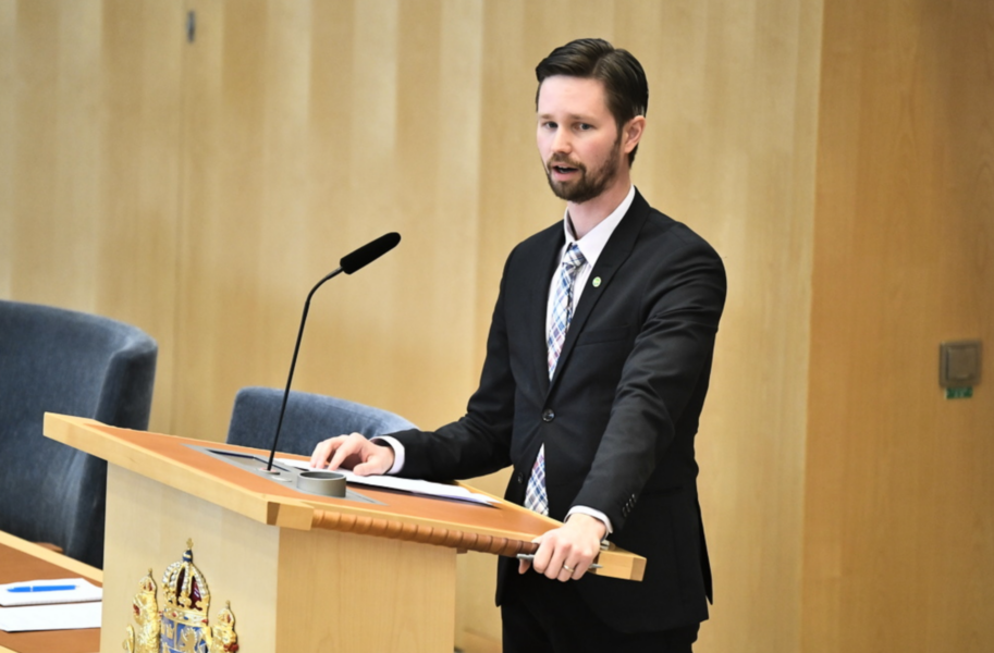 Rasmus Ling (MP) rättspolitisk talesperson och vice gruppledare i riksdagen vill numera att Sverige ansluter till Nato.