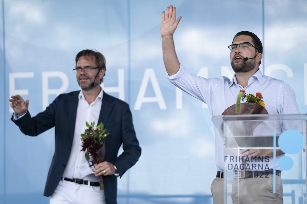 Sverigedemokraternas gruppledare i Göteborg Jörgen Fogelklou raljerar åt att Syre reporter kallas för ”praktarsel” i samband med granskning.