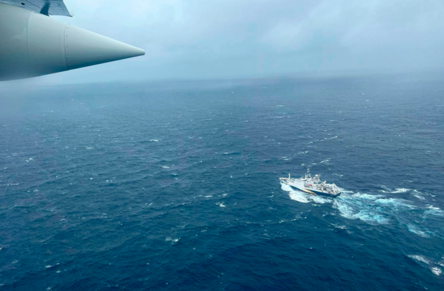 USA:s kustbevakning flyger över ett franskt forskningsfartyg under sökinsatsen efter den försvunna undervattensfarkosten.