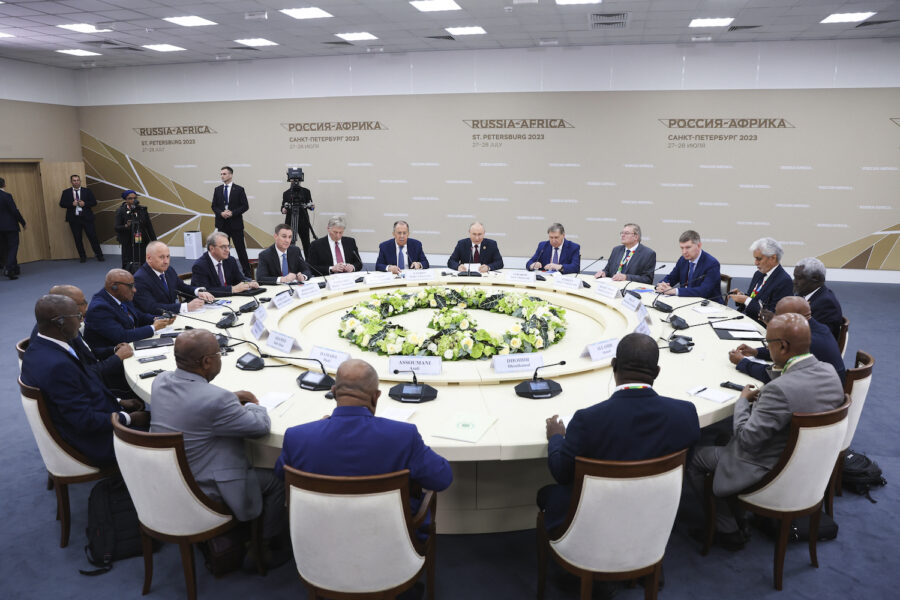 Rysslands president Vladimir Putin i ett möte i samband med toppmötet i ryska S:t Petersburg.