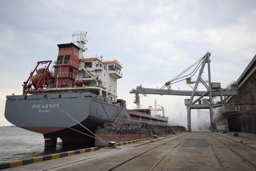 Ett fartyg lastas med spannmål i den ukrainska hamnstaden Odessa i juli 2022.