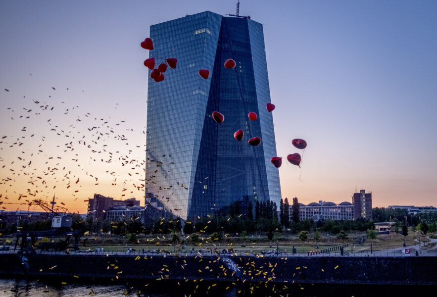 Ballonger från ett brudpar flyger i luften i närheten av Europeiska centralbanken i Frankfurt.