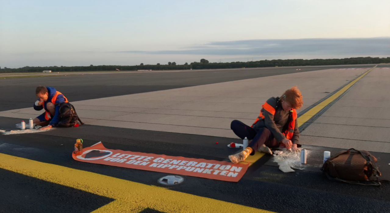 Flygtrafiken stoppades av klimataktivister på torsdagsmorgonen.
