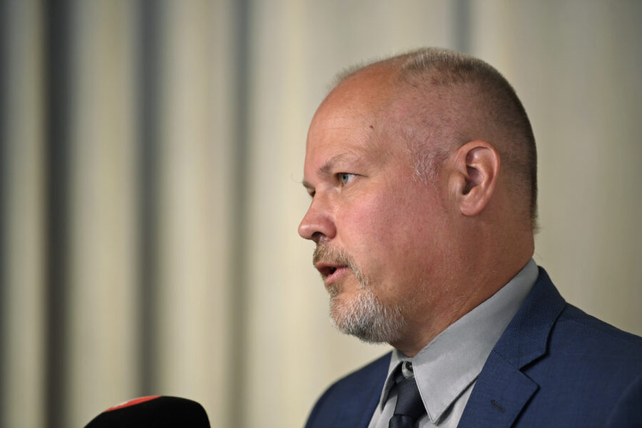Socialdemokraternas utrikespolitiske talesperson Morgan Johansson kräver sverigedemokraten Richard Jomshofs avgång som ordförande för justitieutskottet.