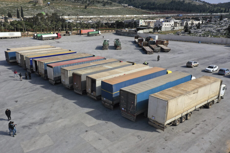 Lastbilar fyllda med nödhjälp på väg till Syrien vid gränsövergången Bab al-Hawa efter den förödande jordbävning som rammade Turkiet och Syrien i februari.