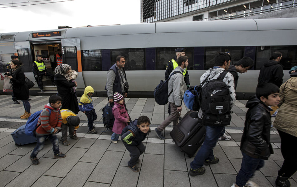 Asylsökande vid tågstationen Hyllie vid Öresundsbron under flyktingkrisen hösten 2015.