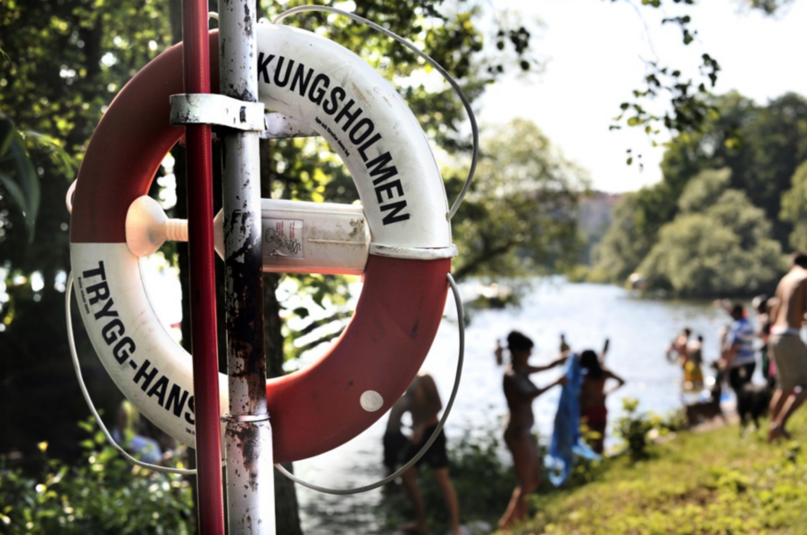 Svenska livräddningssällskapet rekommenderar att använda livboj eller liknande när du ska rädda någon som är på väg att drunkna för att inte själv bli nedtryckt i vattnet.