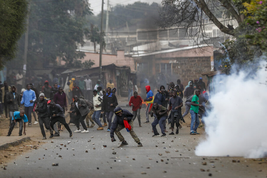 Demonstranter kastar sten på polisen i huvudstaden Nairobi på onsdagen.