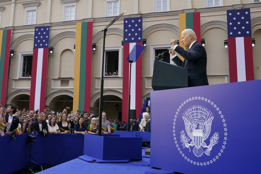 Joe Biden håller tal vid Natos toppmöte i Vilnius.