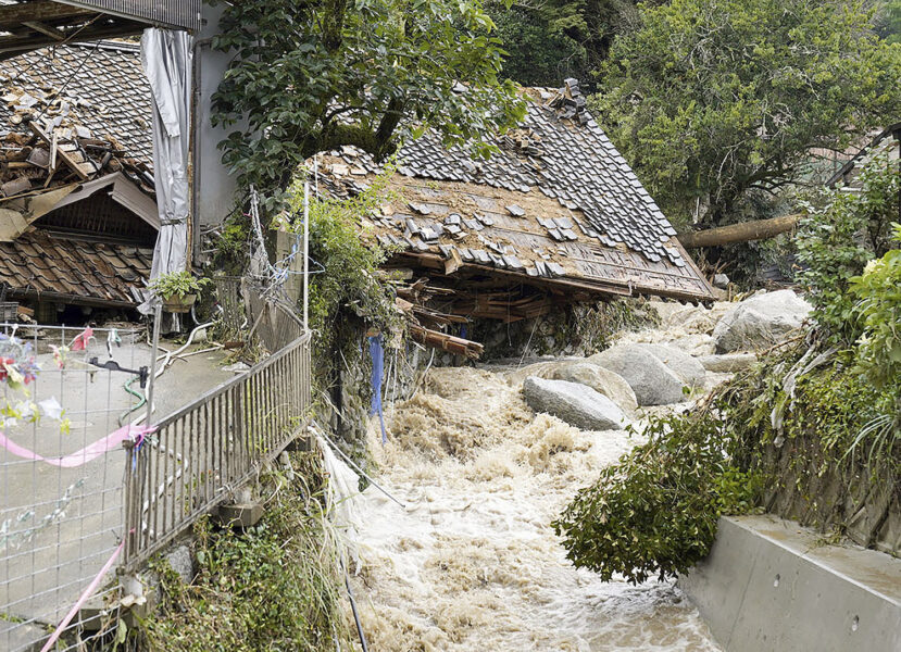Kraftiga regn har orsakat stor förödelse i sydvästra delarna av Japan där minst en människa har dött.