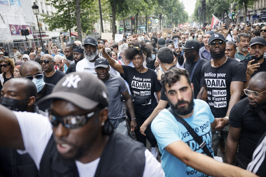 Över tusen människor samlades i centrala Paris – trots protestförbud.