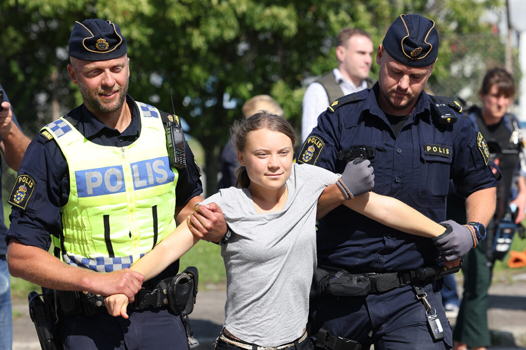 Klimataktivisten Greta Thunberg förs bort av polis när hon på måndagen deltar i en ny klimataktion i Oljehamnen i Malmö.