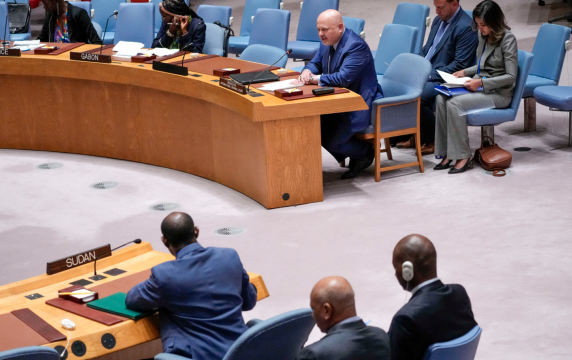 Sudans FN-ambassadör lyssnar när ICC:s chefsåklagare Karim Khan vid ett möte i FN:s säkerhetsråd på torsdagen informerar om att en ny utredning om krigsbrott i Sudan har inletts.