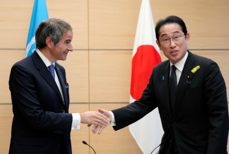 IAEA-chefen Rafael Grossi skakade hand med Japans premiärminister Fumio Kishida under tisdagen.