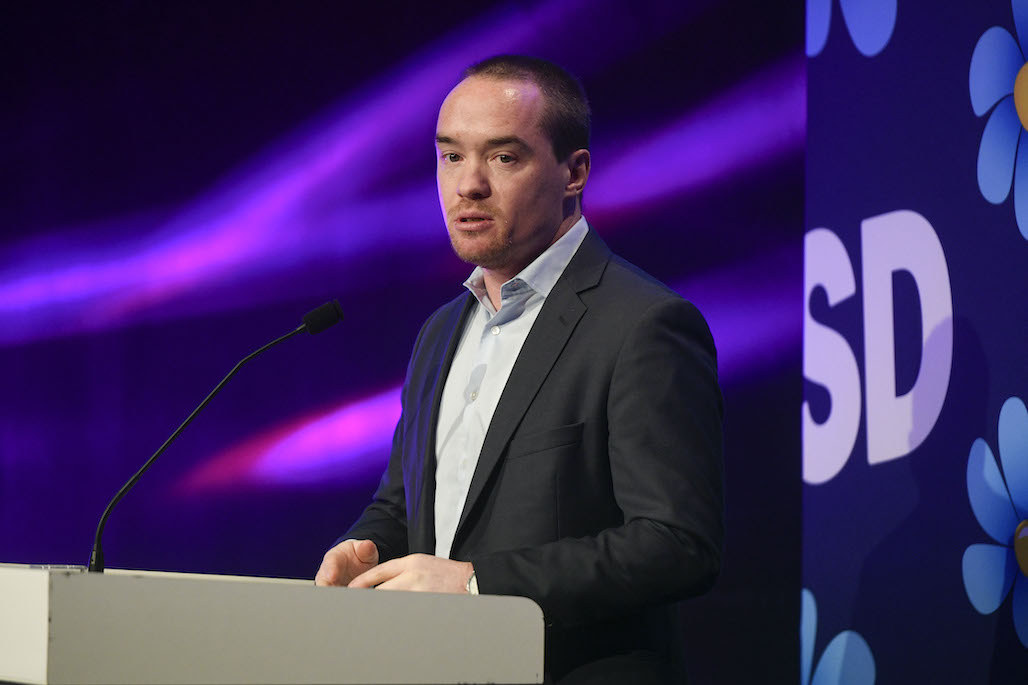 Kent Ekeroth, oppositionsråd för SD i Region Dalarna, driver sajten Samnytt, som trots de egna läsarnas varningar under flera år publicerat bluffannonser.
