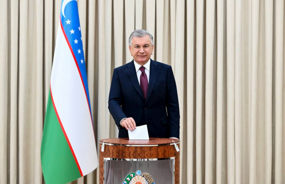 Uzbekistans ledare Sjavkat Mirzijojev, när han röstade i söndags.