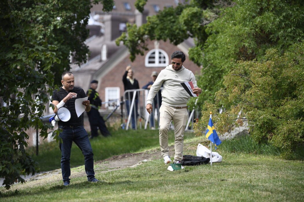 Manifestation utanför Iraks ambassad i Stockholm under torsdagen.