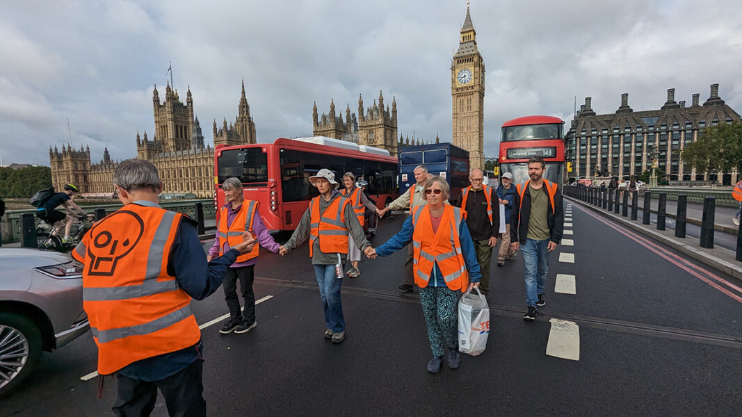 Aktivister från gruppen Just stop oil går på Londons gator i protest mot fossilindustrin.