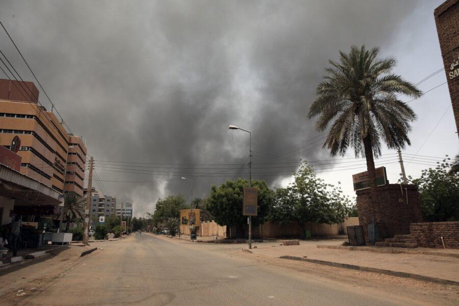 Rök stiger efter sammandrabbningar mellan den sudanesiska militären och RSF i huvudstaden Khartum i april.