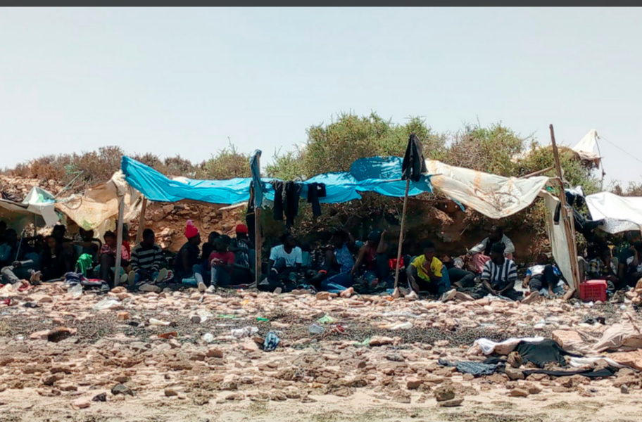 På bilden tagen av en 29-årig migrant från Elfenbenskusten ses en grupp afrikanska migranter strandade i öknen vid gränsen mellan Tunisien och Libyen.