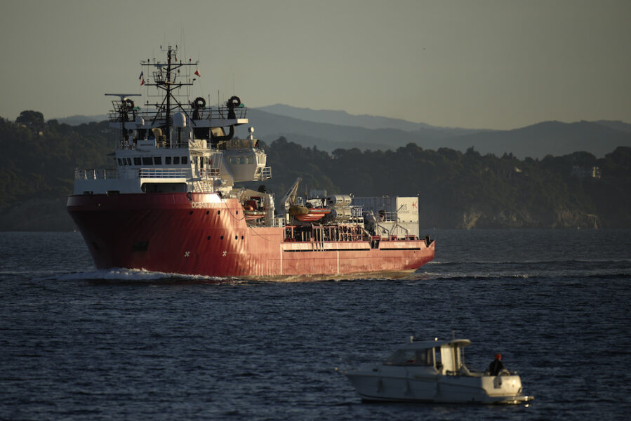 Det norskflaggade räddningsfartyget Ocean viking på väg mot en militärbas i Frankrike, november 2022.