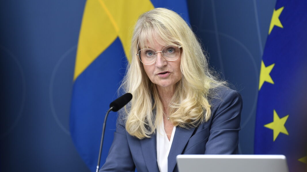 Säkerhetspolischef Charlotte von Essen sade under en pressträff att Säpo "väger lite" mellan två olika terrorhotnivåer.