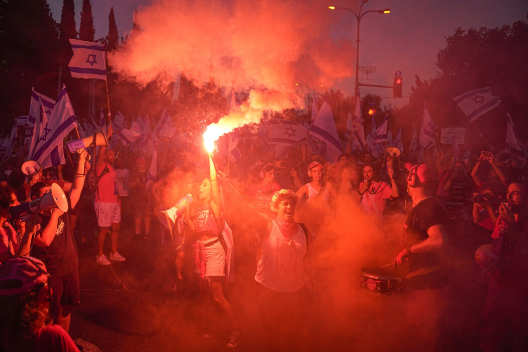 För 28:e veckan i rad samlades människor i Tel Aviv för att protestera mot regeringens planer att omdana rättssystemet.