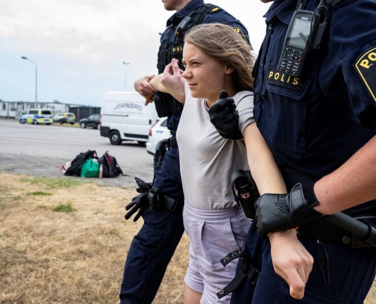 Polisen flyttar på Greta Thunberg och några andra klimataktivisterna från organisationen Ta tillbaka framtiden som blockerar infarten till Oljehamnen i Malmö i juni.