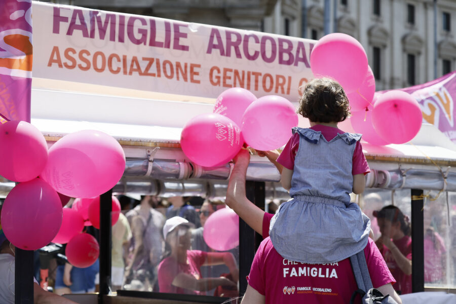 Under en hbtqi-parad i Rom i juni protesterades det bland annat mot de tuffare lagarna mot regnbågsfamiljer.