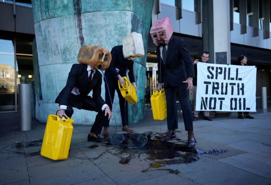Klimataktivister från Ocean rebellion utanför Internationella sjöfartsorganisationen IMO:s huvudkontor i London.