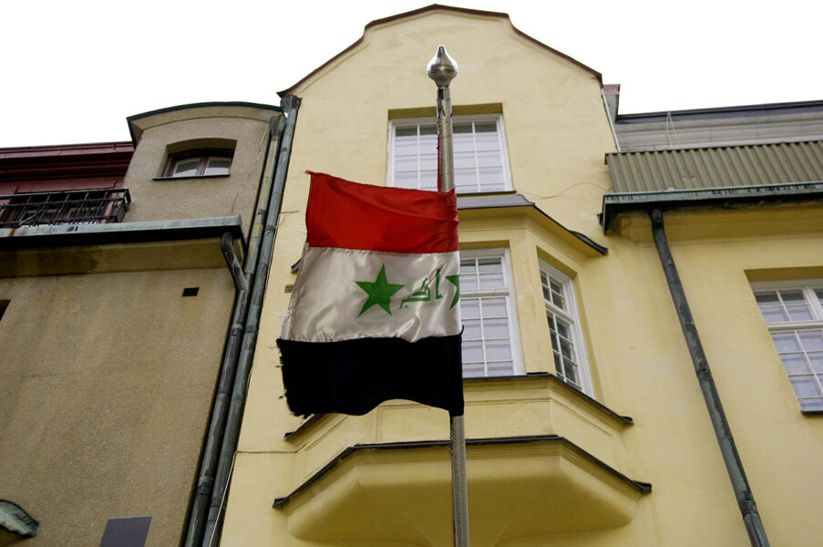 Tillstånd har beviljats två personer som vill bränna en koran utanför Iraks ambassad i Stockholm.