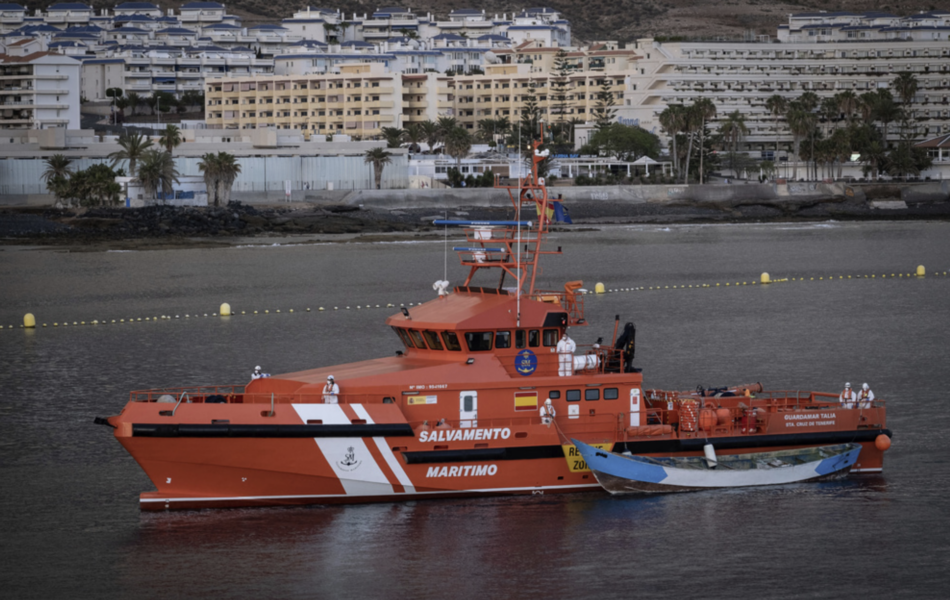 Den spanska sjöräddningen deltar i sökandet utanför Kanarieöarna.