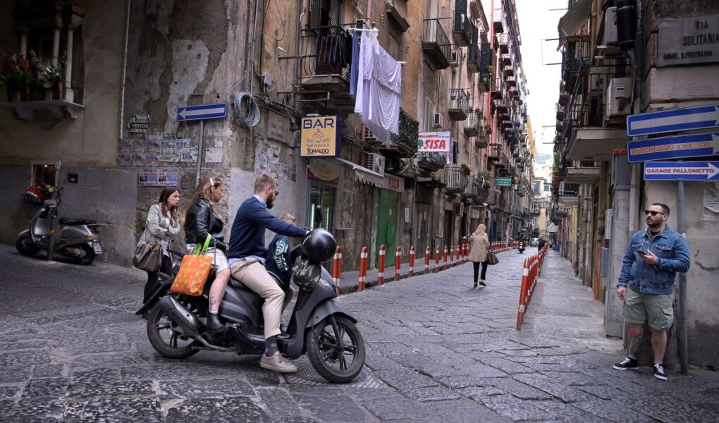 Den högerledda italienska regeringen har beslutat att avsluta medborgarlönsprogrammet, vilket kommer att slå hårt mot många fattiga familjer i främst södra Italien, menar aktivister som protesterade i Neapel under måndagen.