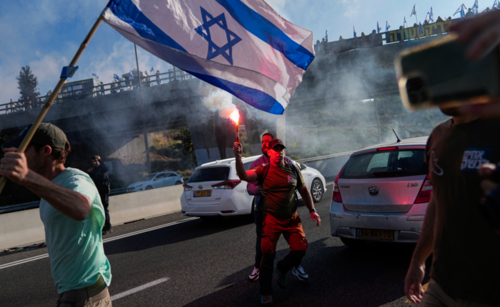 Demonstranter blockerar en motorväg som leder till Jerusalem, i protest mot regeringens planer på att kraftigt förändra det israeliska rättsväsendet.