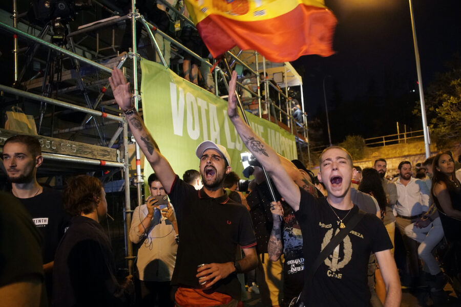 Unga män fascisthälsar utanför högerextrema Vox partihögkvarter i Madrid, i väntan på resultatet av parlamentsvalet den 23 juli.