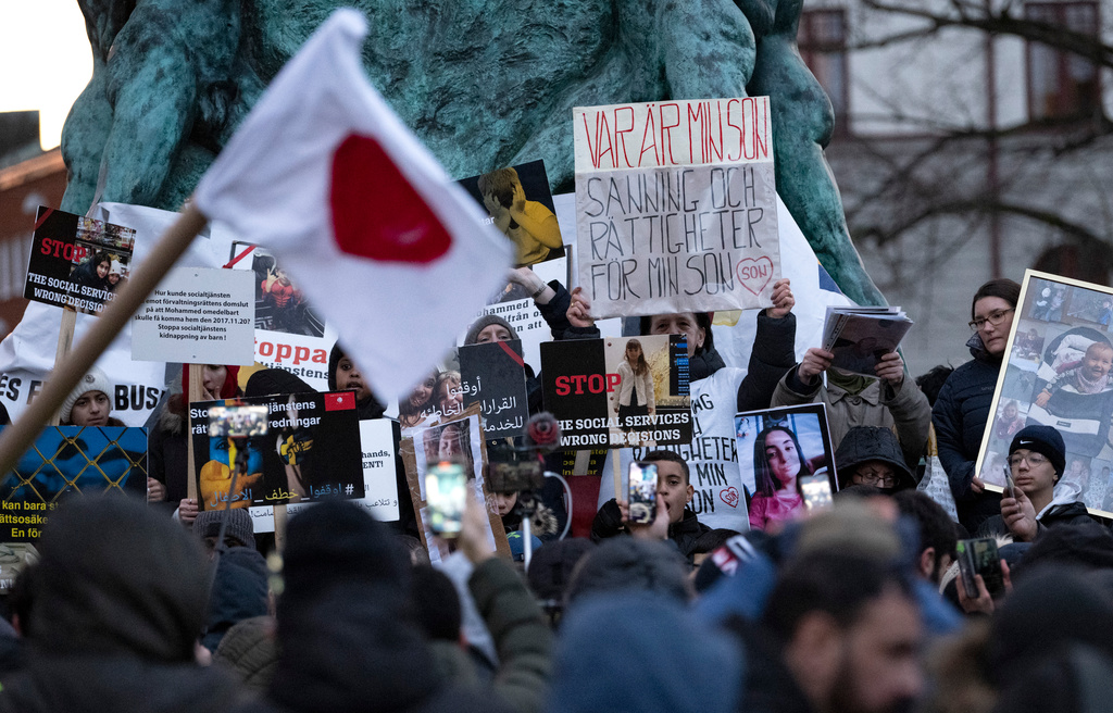 Partiet Nyans demonstrerade mot Socialtjänsten och tillämpningen av LVU på Möllevångstorget i Malmö i februari 2022.