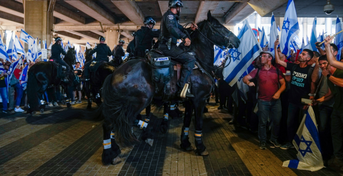 Ridande polis skingrar demonstranter som blockerar ingången till Ben Gurion-flygplatsen i Tel Aviv.