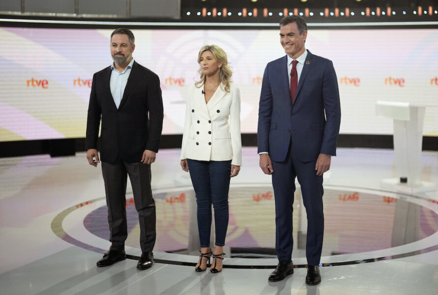 Ultrahögerledaren Santiago Abascal, Vox, debatterade med vänsterledaren Yolanda Díaz, Sumar, och och socialdemokraten Pedro Sánchez, PSOE, i RTVE på onsdagen.