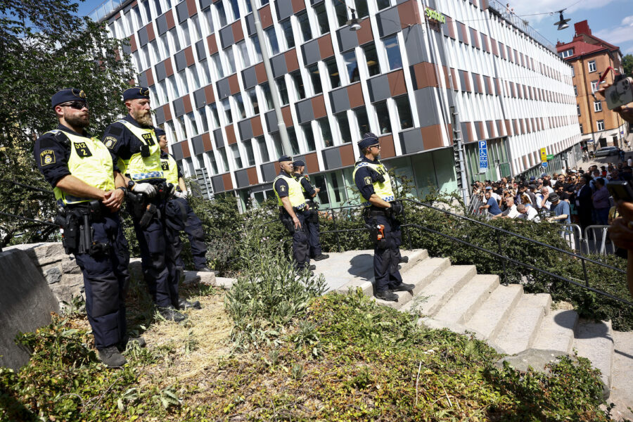 Poliser vid avspärrningarna under koranbränningen i Stockholm i juni.